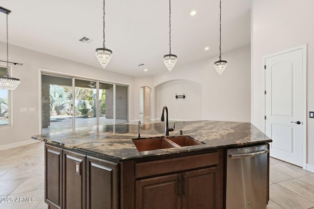 2218 E BROOKS FARM Road, Gilbert, AZ 85298