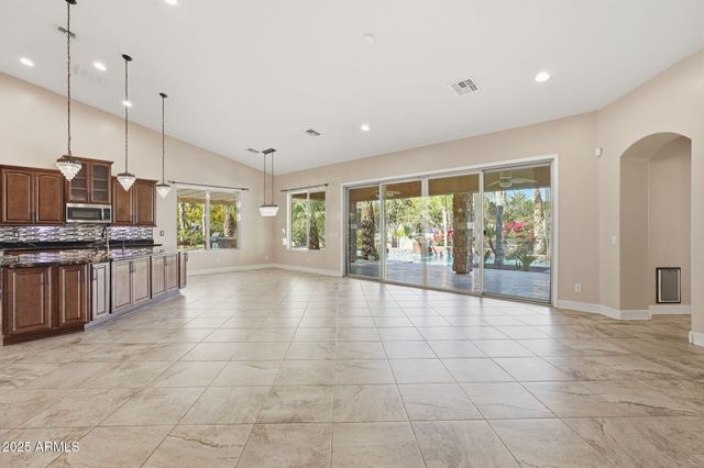 2218 E BROOKS FARM Road, Gilbert, AZ 85298