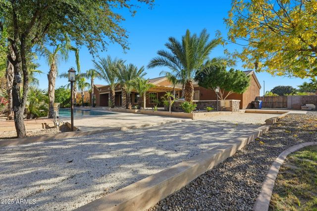 2218 E BROOKS FARM Road, Gilbert, AZ 85298