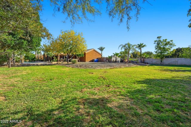 2218 E BROOKS FARM Road, Gilbert, AZ 85298