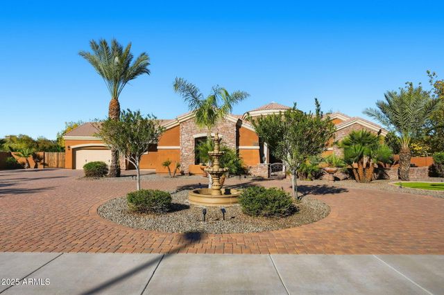 2218 E BROOKS FARM Road, Gilbert, AZ 85298