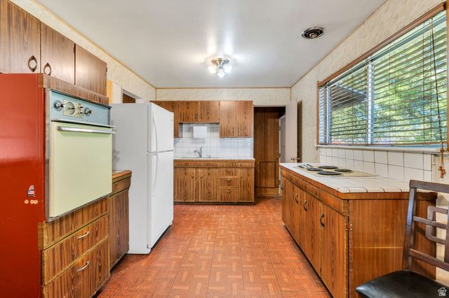 9768 S GARNET DR, Sandy, UT 84094
