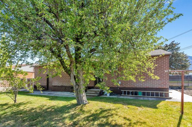 9768 S GARNET DR, Sandy, UT 84094