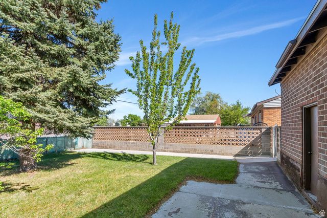 9768 S GARNET DR, Sandy, UT 84094
