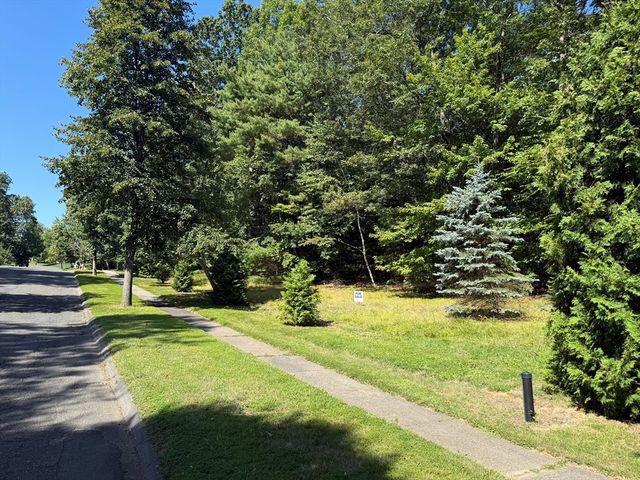 35 Pembroke Ter, East Longmeadow, MA 01028