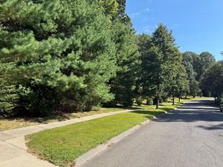35 Pembroke Ter, East Longmeadow, MA 01028