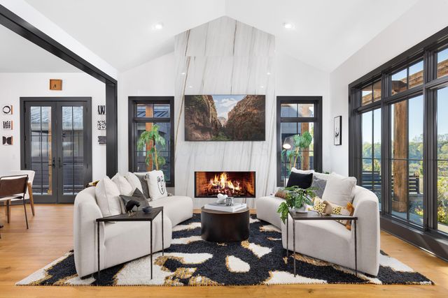 2342 Quarry Trails Drive, Columbus, OH 43228