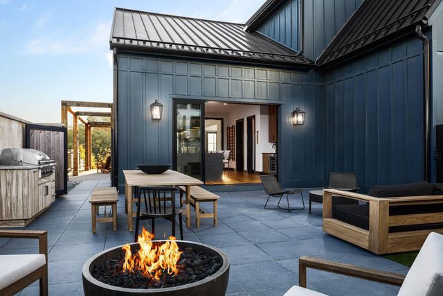 2342 Quarry Trails Drive, Columbus, OH 43228