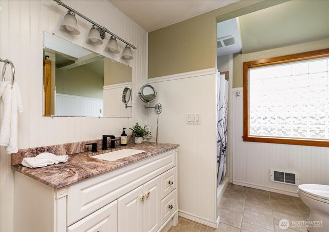 2745 Evening Glory Court, Clinton, WA 98236