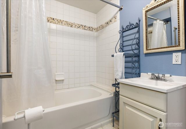 2745 Evening Glory Court, Clinton, WA 98236