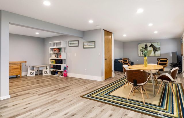 2745 Evening Glory Court, Clinton, WA 98236