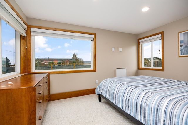 2745 Evening Glory Court, Clinton, WA 98236