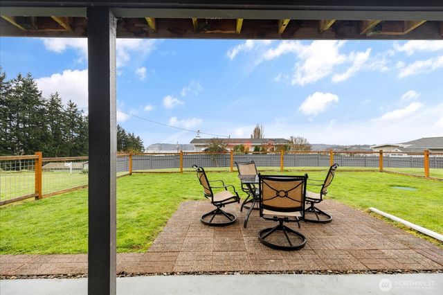 2745 Evening Glory Court, Clinton, WA 98236