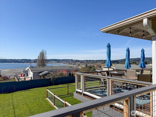 2745 Evening Glory Court, Clinton, WA 98236