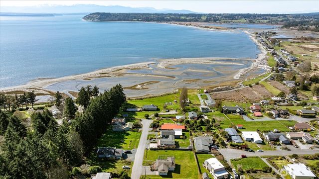 2745 Evening Glory Court, Clinton, WA 98236