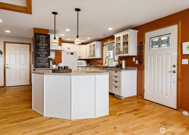 2745 Evening Glory Court, Clinton, WA 98236