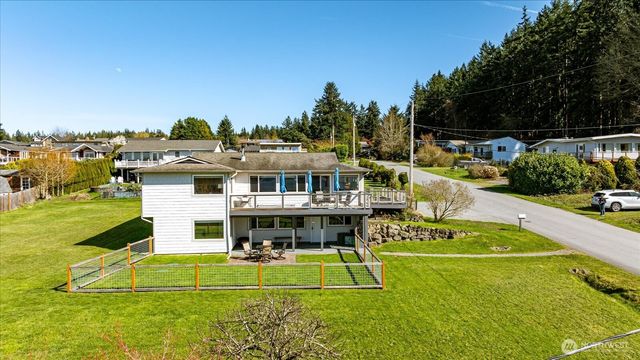 2745 Evening Glory Court, Clinton, WA 98236