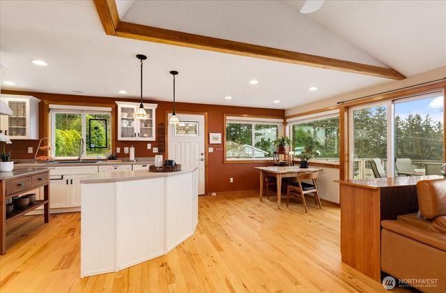 2745 Evening Glory Court, Clinton, WA 98236