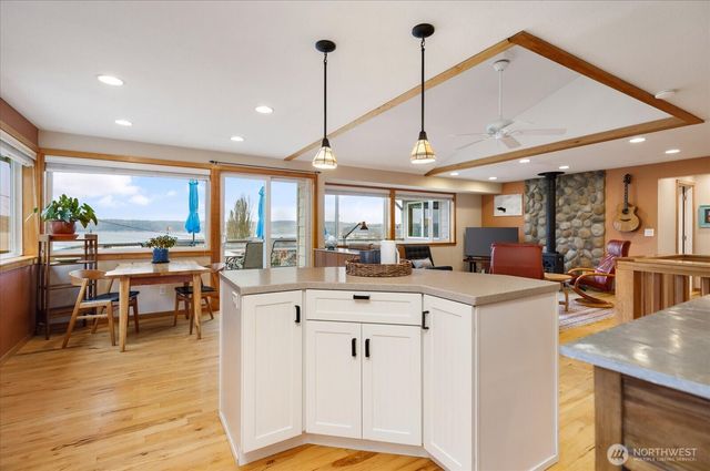 2745 Evening Glory Court, Clinton, WA 98236