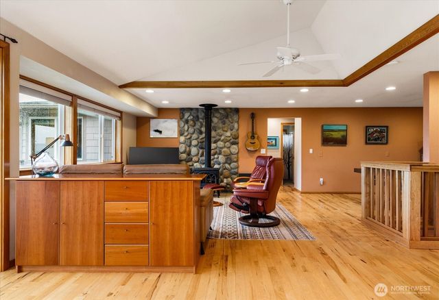 2745 Evening Glory Court, Clinton, WA 98236