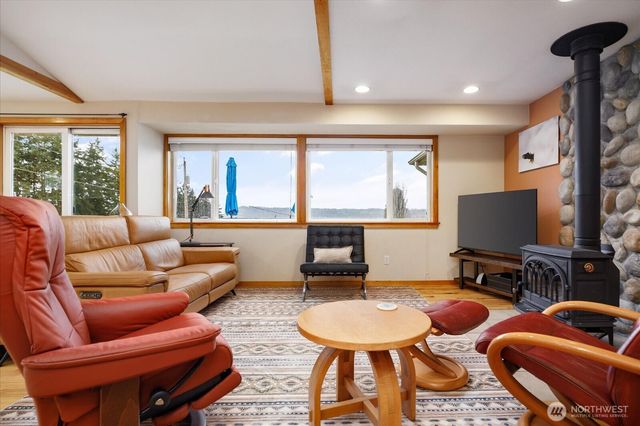 2745 Evening Glory Court, Clinton, WA 98236