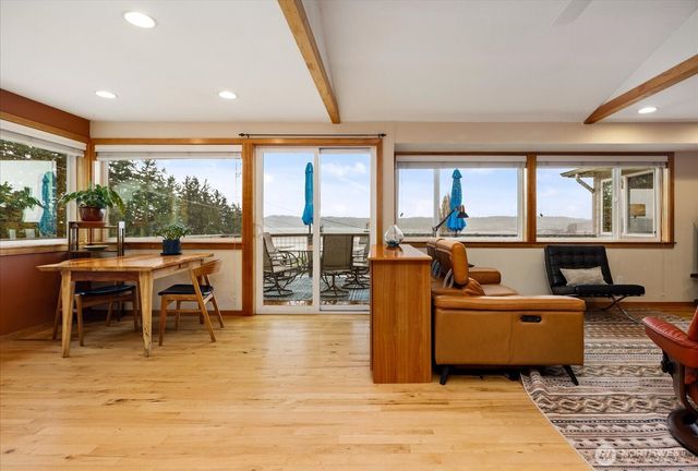 2745 Evening Glory Court, Clinton, WA 98236