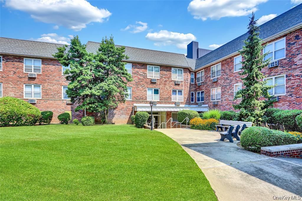 30 Daley Place 247, Lynbrook, NY 11563