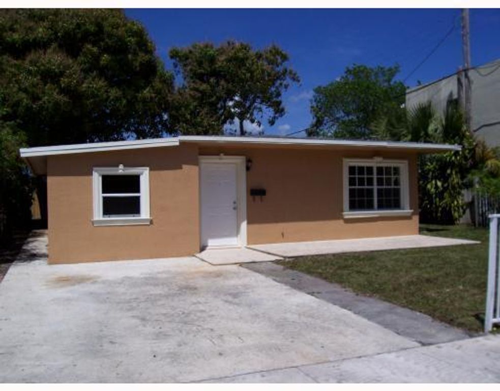 711 Fernwood Drive, West Palm Beach, FL 33405