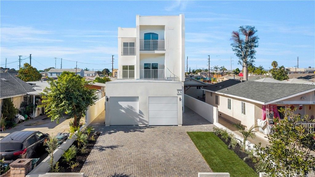 Image 1 of property listing at 10905 Dalerose Avenue, Inglewood, CA 90304