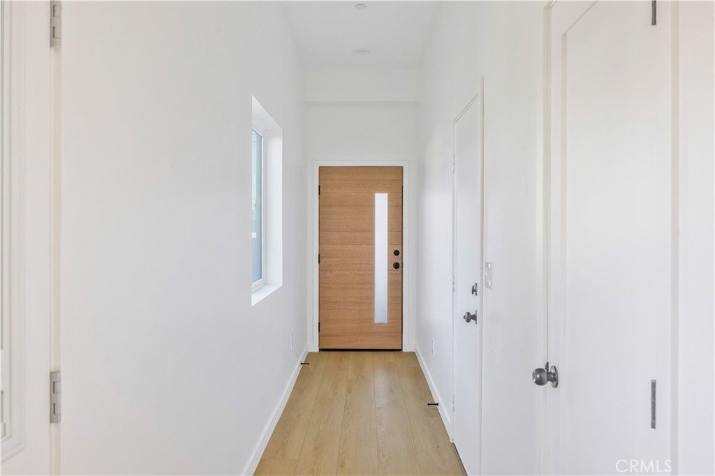 Image 10 of property listing at 10905 Dalerose Avenue, Inglewood, CA 90304