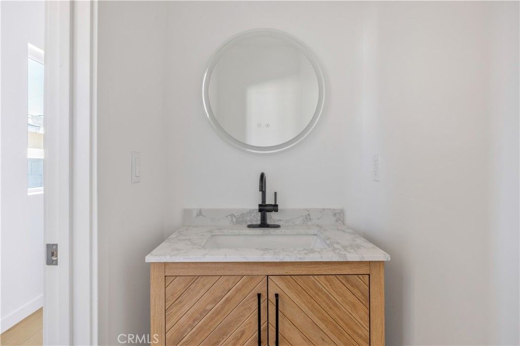 Image 11 of property listing at 10905 Dalerose Avenue, Inglewood, CA 90304