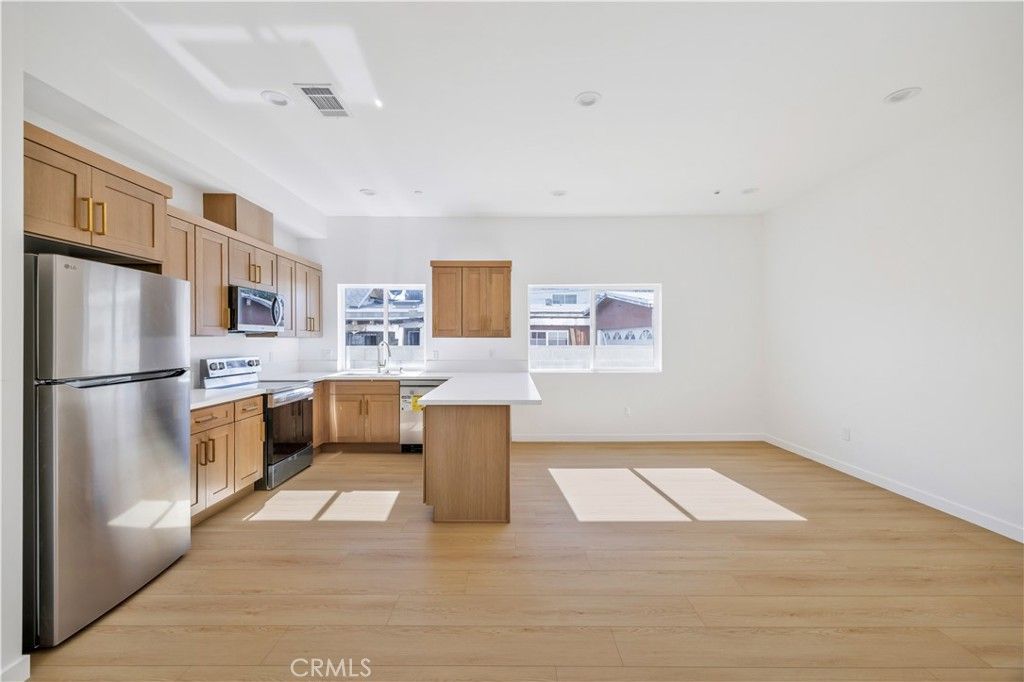 Image 13 of property listing at 10905 Dalerose Avenue, Inglewood, CA 90304