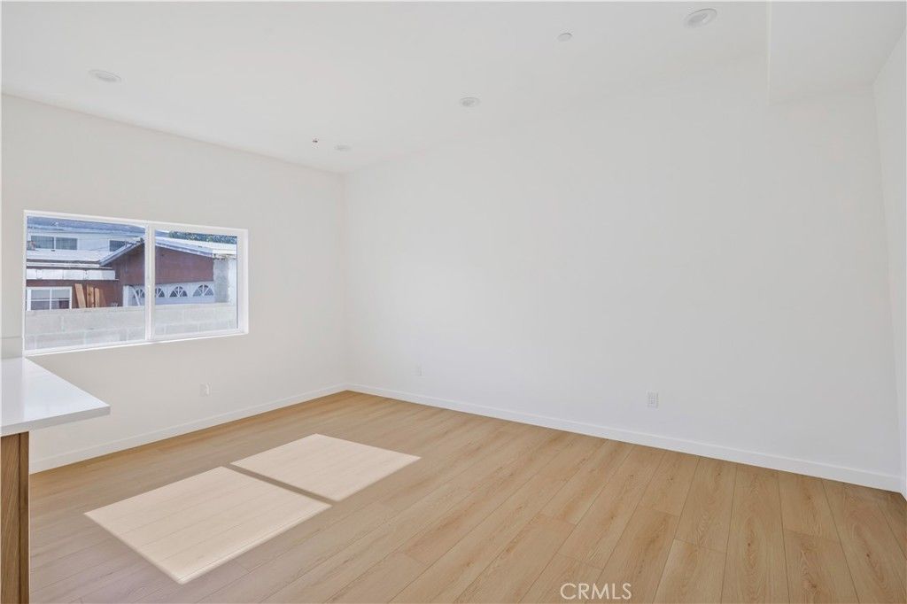 Image 14 of property listing at 10905 Dalerose Avenue, Inglewood, CA 90304