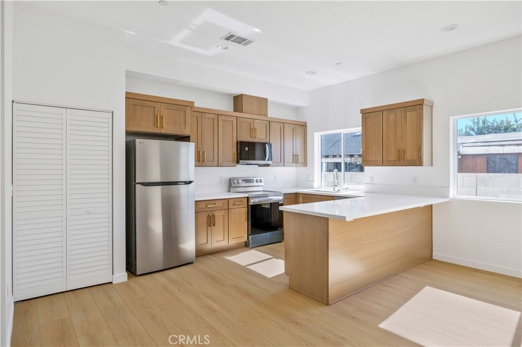 Image 15 of property listing at 10905 Dalerose Avenue, Inglewood, CA 90304