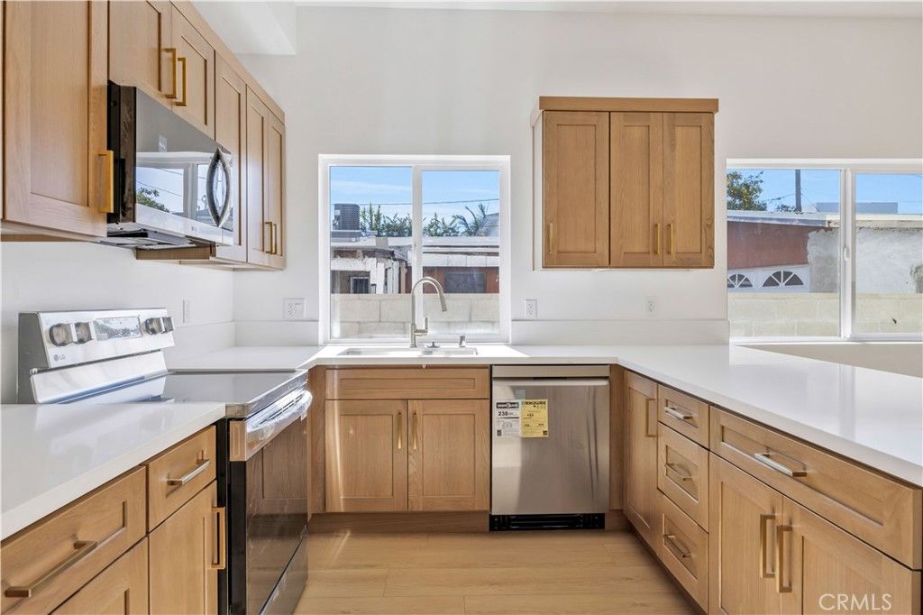 Image 16 of property listing at 10905 Dalerose Avenue, Inglewood, CA 90304