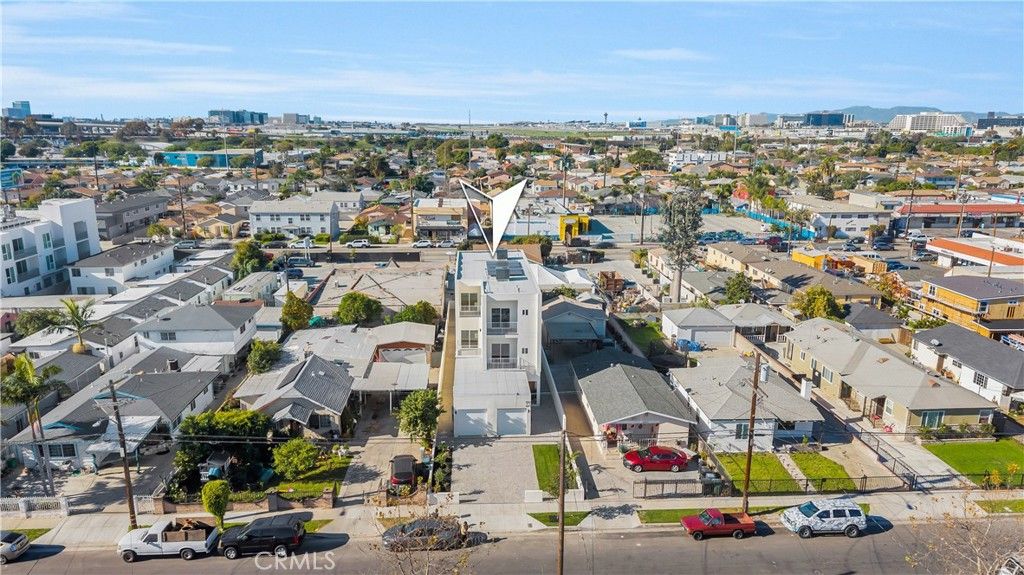 Image 2 of property listing at 10905 Dalerose Avenue, Inglewood, CA 90304