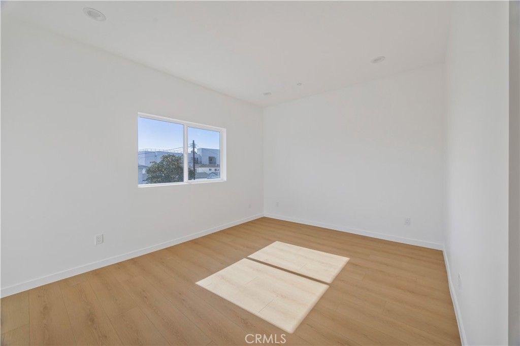 Image 20 of property listing at 10905 Dalerose Avenue, Inglewood, CA 90304