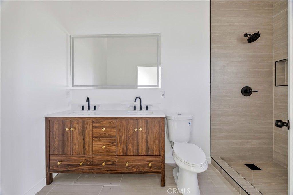 Image 26 of property listing at 10905 Dalerose Avenue, Inglewood, CA 90304