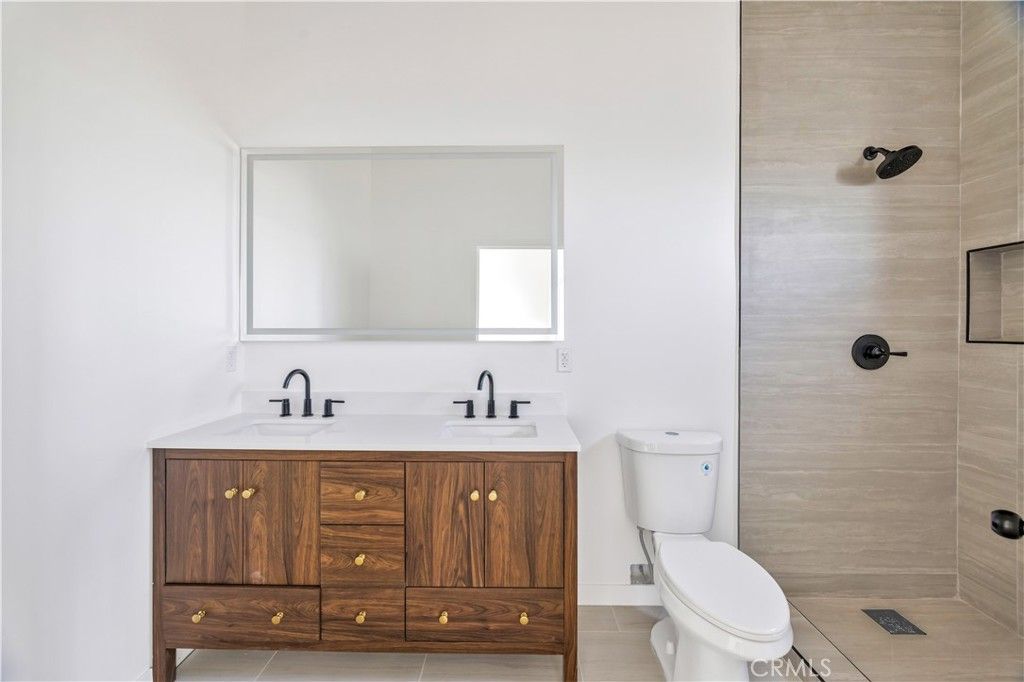 Image 33 of property listing at 10905 Dalerose Avenue, Inglewood, CA 90304