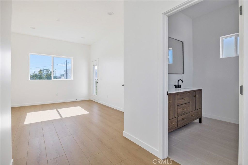 Image 47 of property listing at 10905 Dalerose Avenue, Inglewood, CA 90304