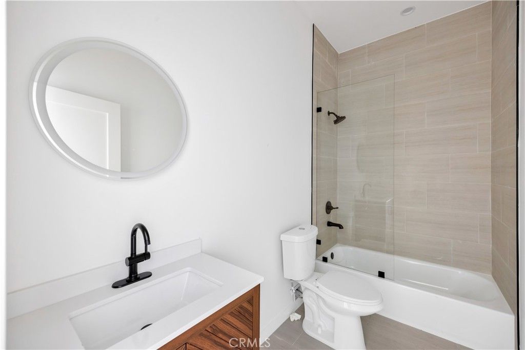 Image 5 of property listing at 10905 Dalerose Avenue, Inglewood, CA 90304