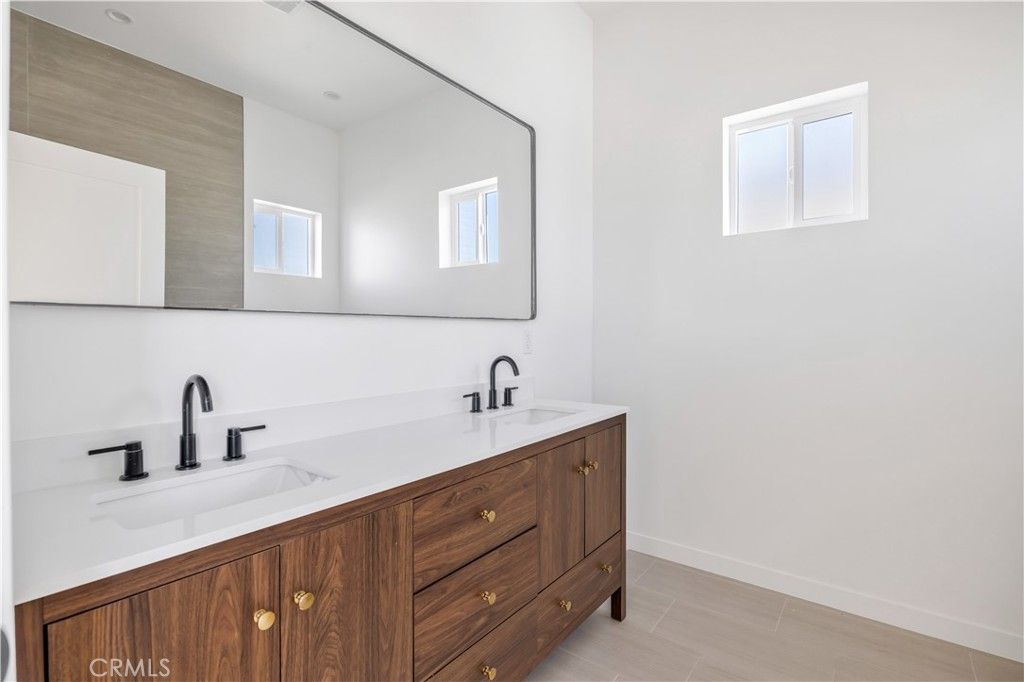 Image 50 of property listing at 10905 Dalerose Avenue, Inglewood, CA 90304