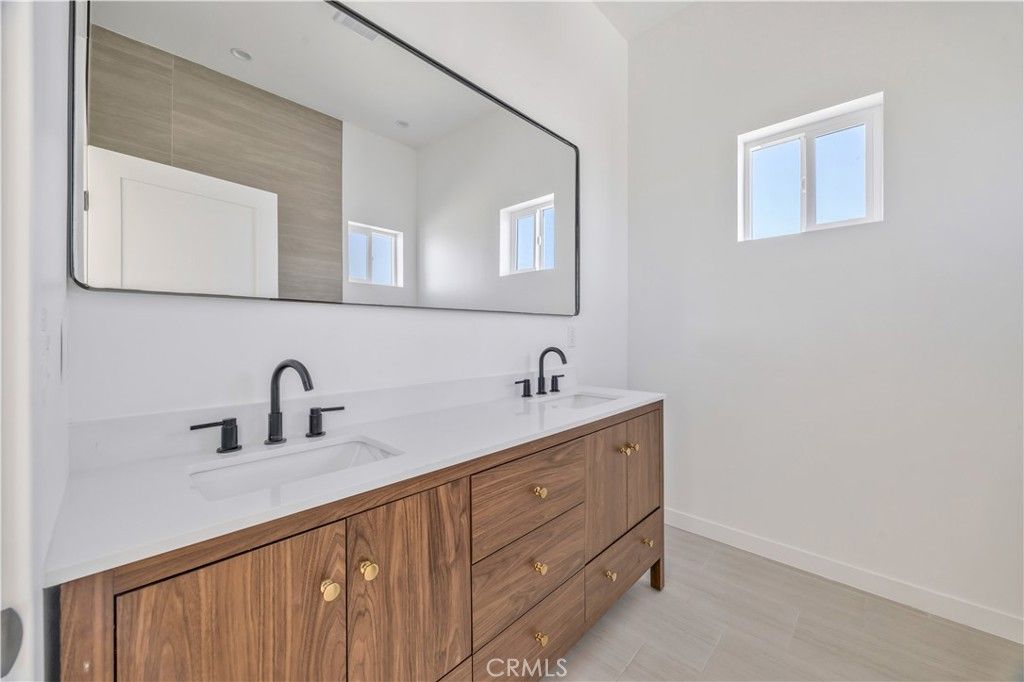 Image 60 of property listing at 10905 Dalerose Avenue, Inglewood, CA 90304