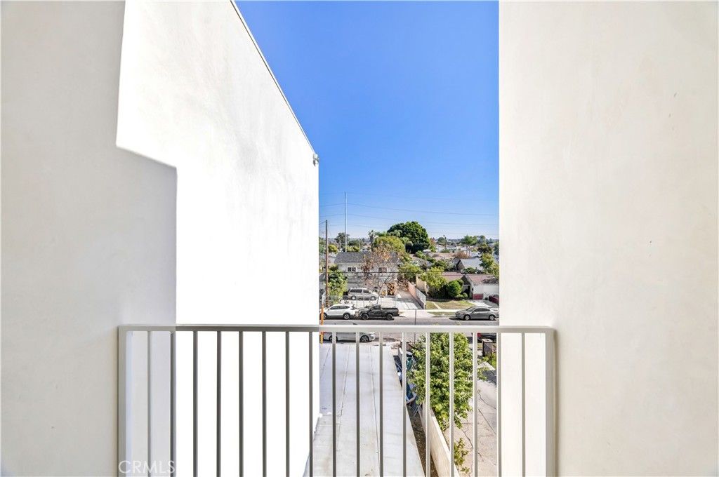 Image 69 of property listing at 10905 Dalerose Avenue, Inglewood, CA 90304