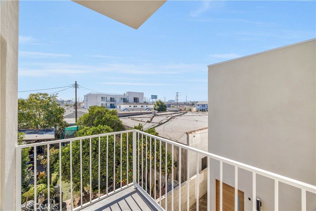 Image 73 of property listing at 10905 Dalerose Avenue, Inglewood, CA 90304