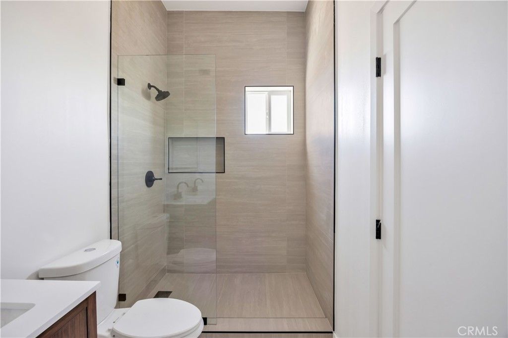 Image 9 of property listing at 10905 Dalerose Avenue, Inglewood, CA 90304