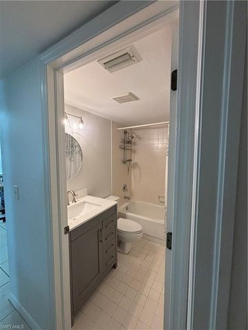 2103 Tama CIR 101, Naples, FL 34112