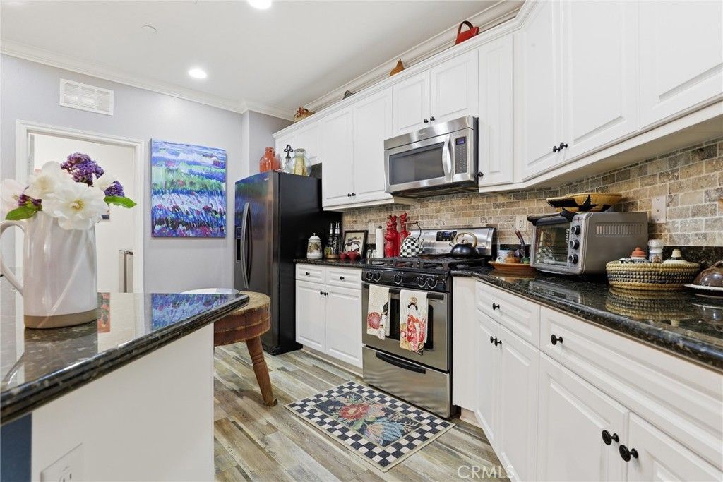 Image 15 of property listing at 20317 Julia Lane, Saugus, CA 91350