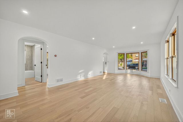 5044 N Merrimac Avenue, Chicago, IL 60630