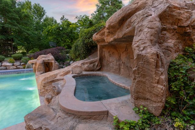 18 SNOW FOREST LN, Sandy, UT 84092